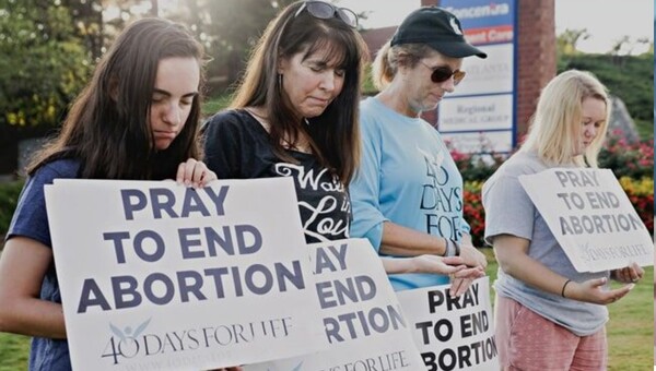 미국에서 낙태 반대 기도 운동을 일으키는 단체인 ‘40 Days for Life’ 행사에 참여하고 있는 사람들. 사진: 40 Days for Life 홈페이지 캡처