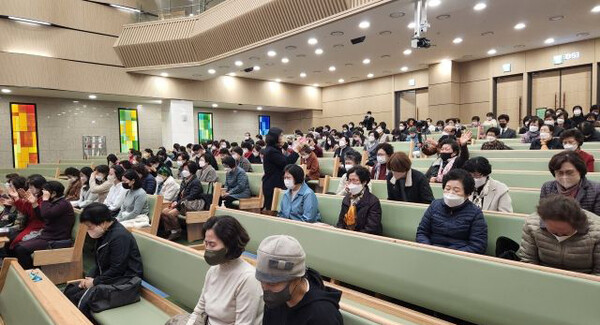 마마클럽 회원들이 16일 서울 신용산교회에서 열린 '이태원 참사 위로 기도회'에서 기도하고 있다.
